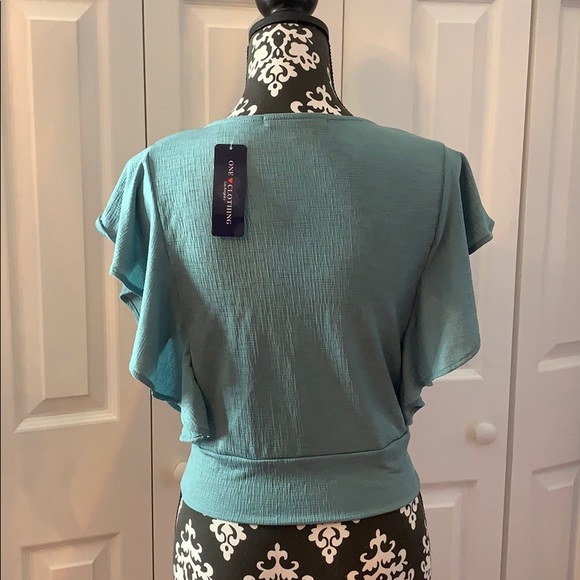 4/$30 One ❤️ Love Ruffled Top Size Large - Picture 3 of 4